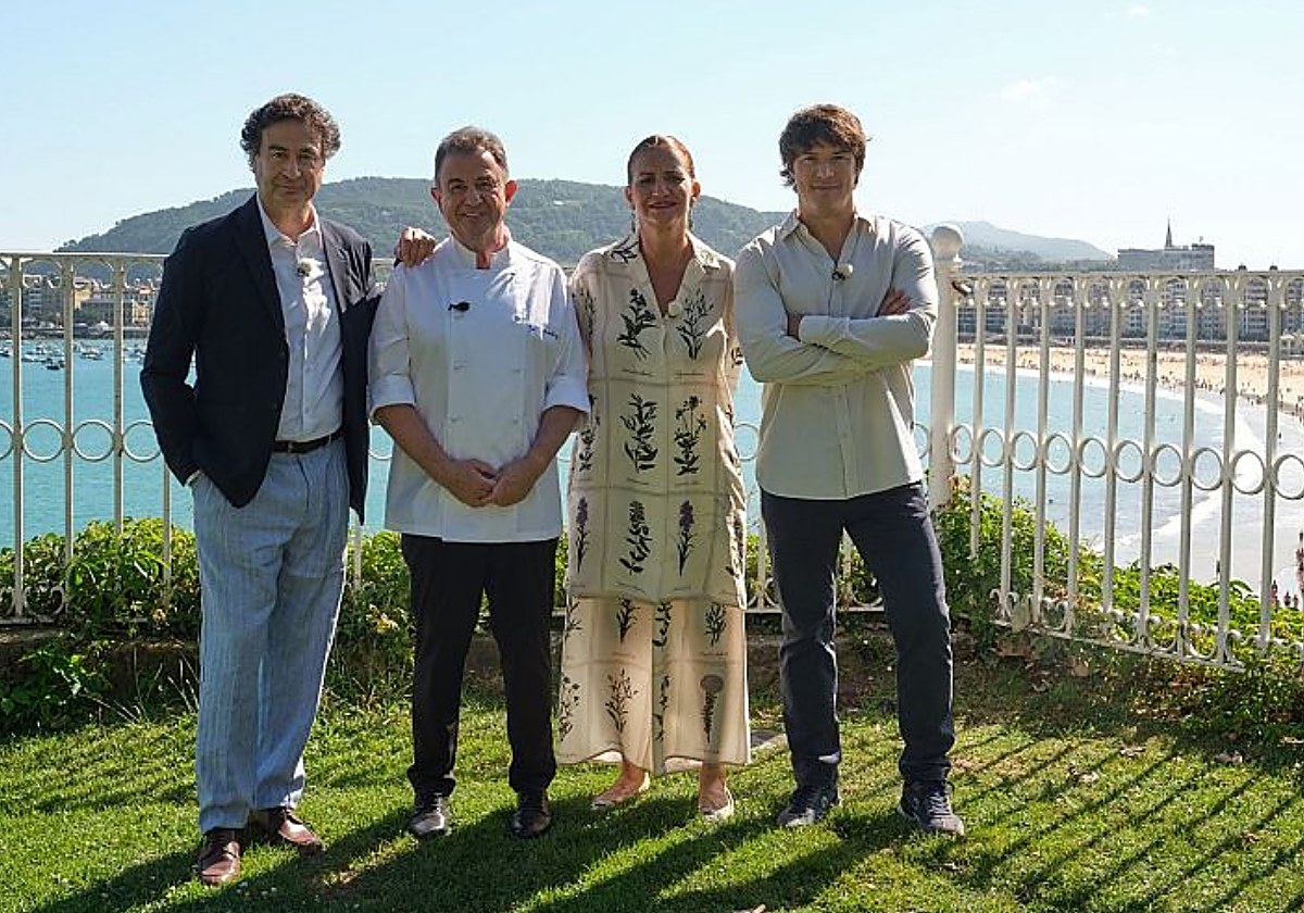 Martín Bersategui, junto a los presentadores de MasterChef.